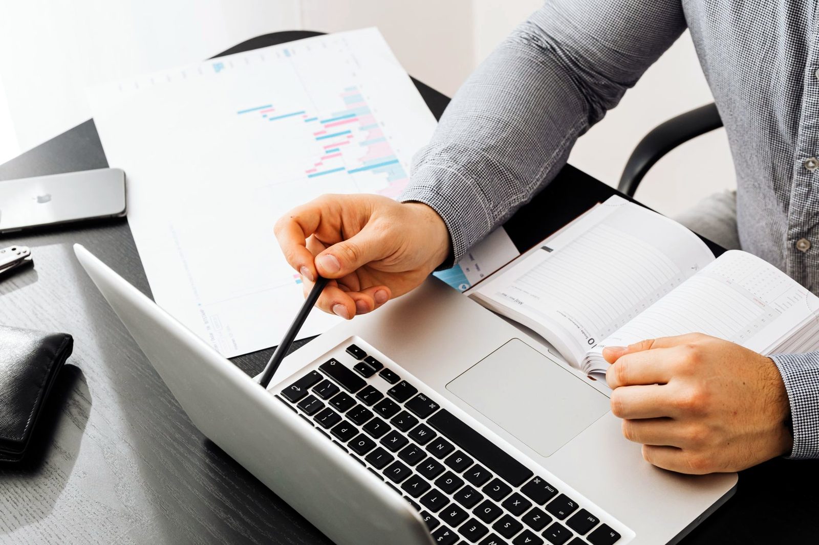 Ordinateur portable, carnet et graphiques sur un bureau