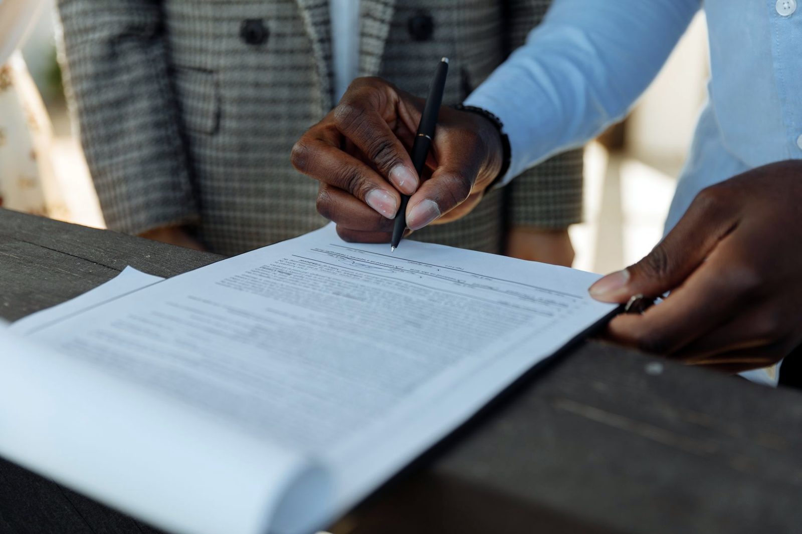 Signature d'un accord entre deux personnes